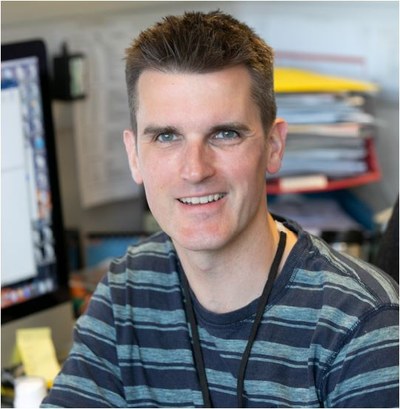 Dr Colin  Crump