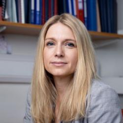 Dr Louise  Boyle